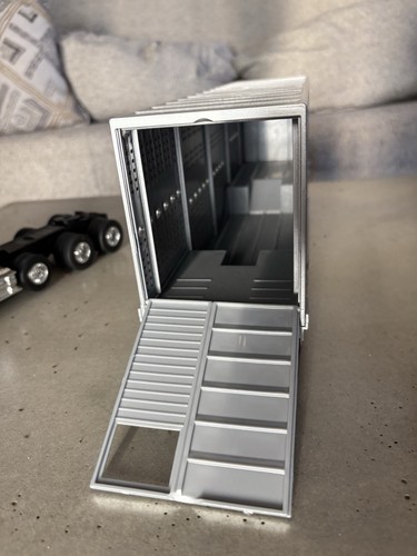 Semirimorchio ERTL 1/32 Freightliner 122SD con rimorchio per bestiame 47362 - Foto 8 di 8