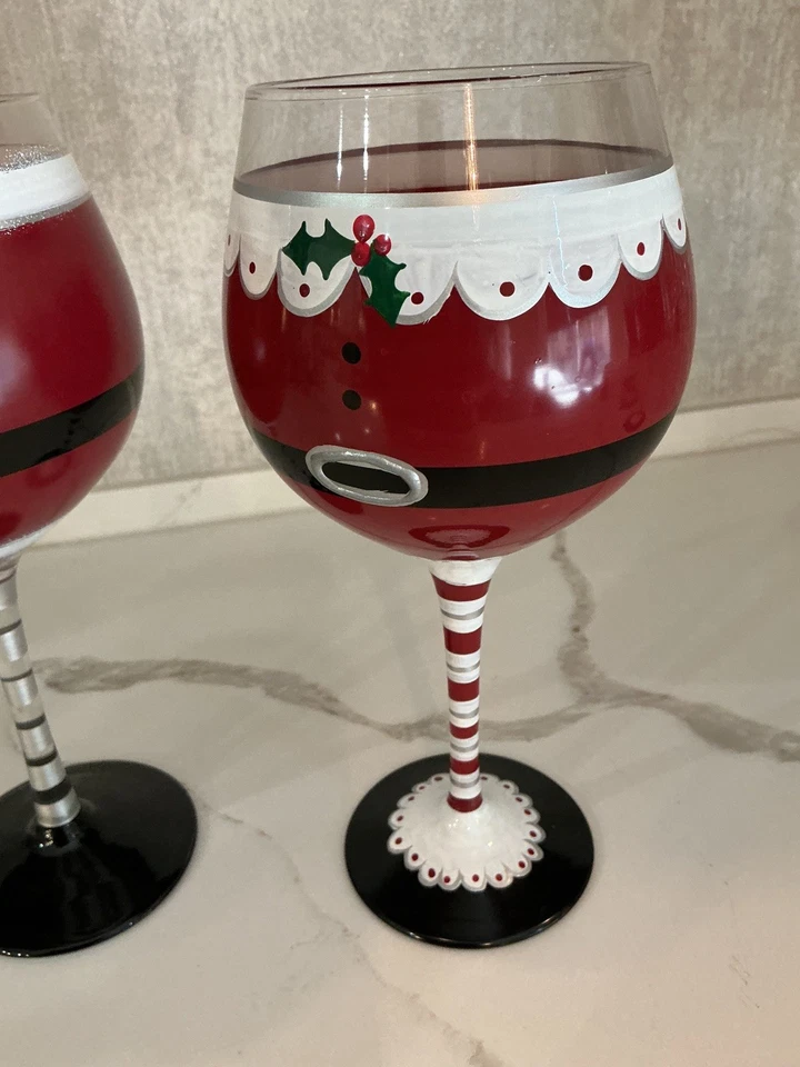 CONJUNTO NOVO SEM ETIQUETAS - 2 Pier 1 Importações Papai Noel e Sra. Claus Copos de Vinho Pintados à Mão - Imagem 4 de 4