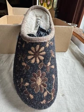 NEW IN BOX Taos Woolderness 2 Women's 9 / 9.5 EU 40 Floral Slipper Clogs Gray