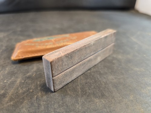 Vtg. #125 American Hone Co. Olean, N.Y. Razor Hone Stone and Leather Case - Picture 3 of 8