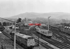 PHOTO  2 CAR SET DRAWING OUT OF SKIPTON RAILWAY STATION WITH A LEEDS - MORECAMBE