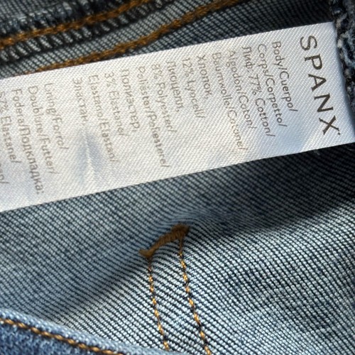 Pantalones de mezclilla ajustados al tobillo desgastados SPANX talla L lavado mediano 20203R - Imagen 7 de 12