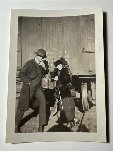 Vintage 20er Jahre Mann und Frau lehnen sich auf Zugwagen Pelzmantel Mützen Foto Schnappschuss - Bild 1 von 10
