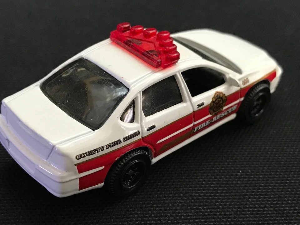 Matchbox 2000 Chevrolet Impala Fire Chief Scale 1:66 Collectable - Image 4 of 4