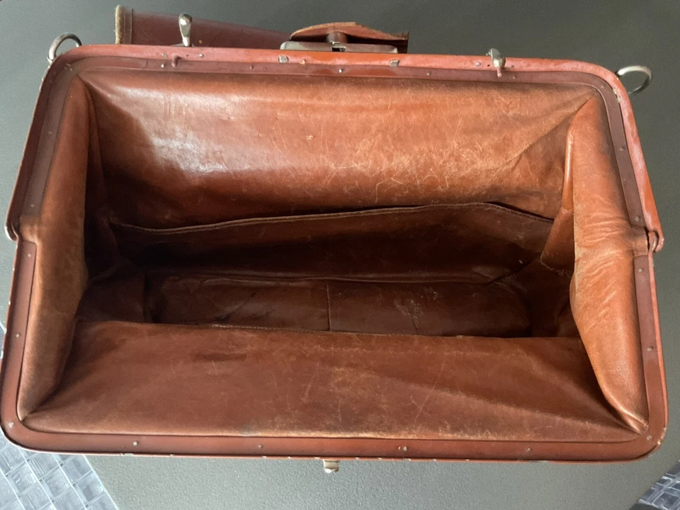 ancienne sacoche cuir - Photo 4/4