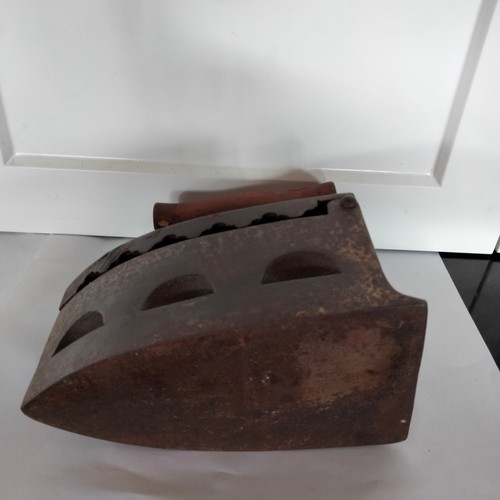 Jullundur City Antique Charcoal Iron - c1920-30s - Wooden Handle - Picture 12 of 13