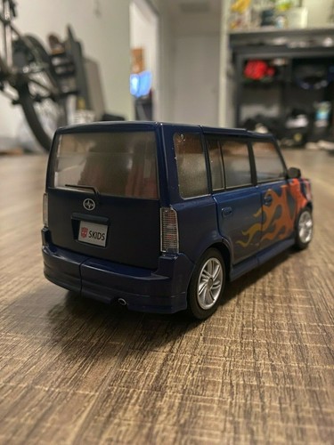 HASBRO Transformers Alternators #17 Skids Toyota Scion xB in great condition - Picture 4 of 6