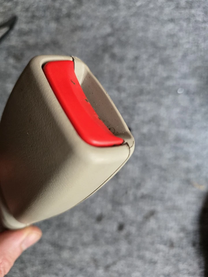 Receptor de hebilla de cinturón de seguridad trasero izquierdo lado del conductor fabricante de equipos originales Cadillac Deville 2000-2004 Foto 4 de 4