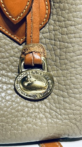 🔥VTG Dooney Bourke All Weather Leather Tan Pebbled Purse Crossbody Bag w/Charm - Picture 17 of 20
