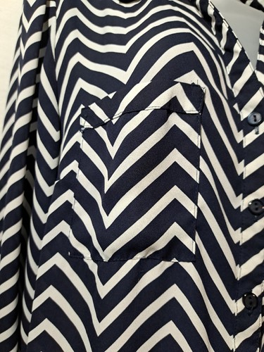 Ladies Valerie Stevens Navy Chevron Button Up Long Sleeve Blouse Large EUC - Picture 3 of 9