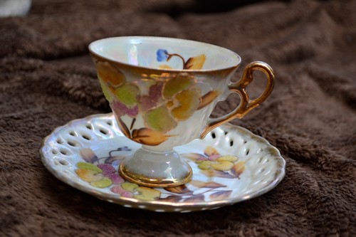VINTAGE TEETASSE MIT SPITZE UNTERTASSE REGENBOGEN IRISIEREND LAVENDELBLÜTEN NEUWERTIG  - Bild 1 von 7