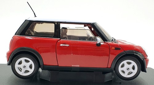 Welly 1/18 scale Diecast - 19851W - Mini Cooper - Red/White - Picture 4 of 5