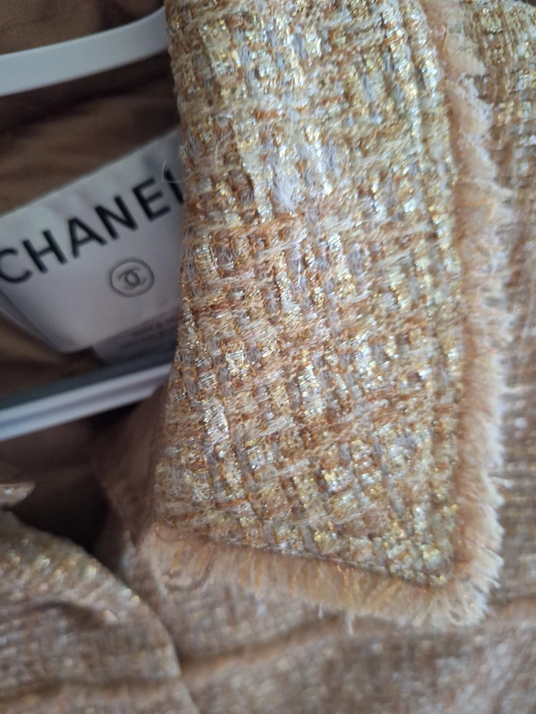Giacca Chanel in tweed beige con chiusura a bottoni e colletto non un knock off!!