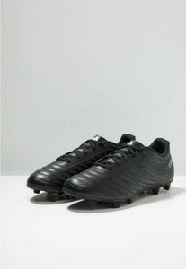 zapatos de futbol negro