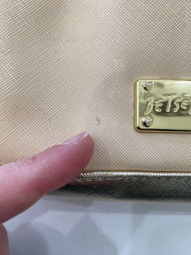 Borsa Betsey Johnson ecopelle fiocco trapuntata catena beige/oro - Foto 12 di 14