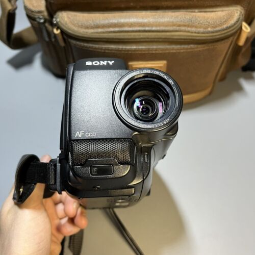 Sony Handycam CCD-TR440E Handheld Video Camera Camcorder - Picture 2 of 16