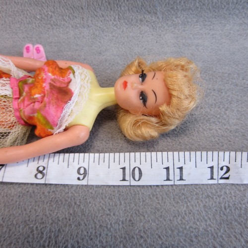 Vintage Fashion Doll Marlo Flip Mitzi Barbie clone ciglia radicate Hong Kong - Foto 13 di 13