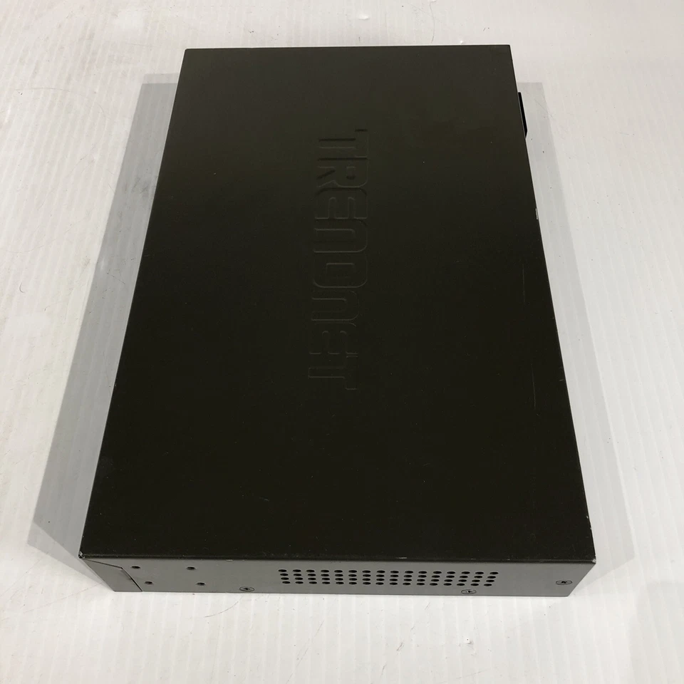 TrendNet TE100-S16R 16 port 10/100 Fast Ethernet Switch - Image 4 of 4