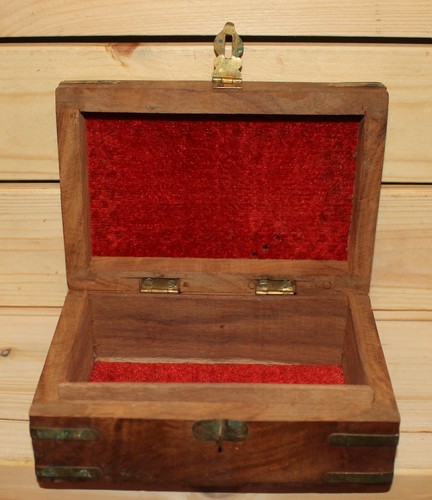 Vintage hand carved wood box with floral brass ornaments - Picture 8 of 11