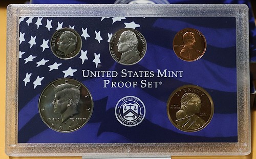 2001 U.S. Mint Proof Set - Comes with Original Government Packaging and COA - Picture 10 of 11