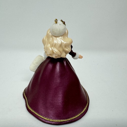 Cappello e manicotto pelliccia Hallmark 1996 Keepsake Holiday Barbie Ornament Series #4 IOB - Foto 4 di 12