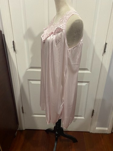 Wmn Lt Pink Silky Slvelss Nightgown w/Embroidery Lace Floral Size XL 33"Lx21"W - Picture 3 of 4