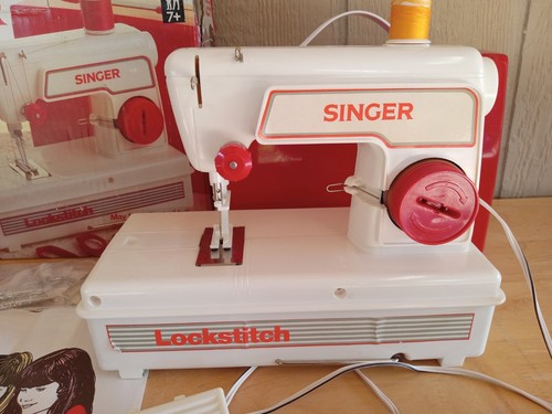 Vintage Child’s Singer Lockstitch Sewing Machine  & Pedal tested and works  - Picture 4 of 9