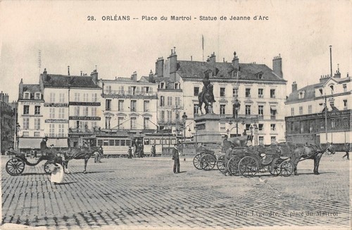 CPA ORLÉANS Place du Martroi Statue de Jeanne d'Arc  (236256) - Picture 1 of 2