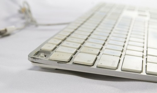 Apple A1243 MB110LL/A Kabelgebundene Tastatur mit Ziffernblock A1243 FÜR TEILE/REPARATUR - Bild 2 von 4