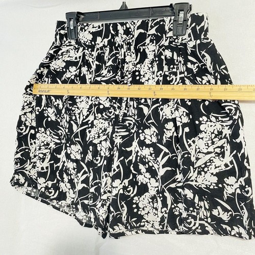 West Loop Shorts Black & White Floral Size S /M Women Elastic Waist Drawstring - Picture 3 of 9