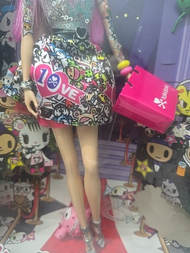 Bambola Barbie TOKIDOKI 10° anniversario - 2015 etichetta nera/capelli rosa NRFB - Foto 3 di 10