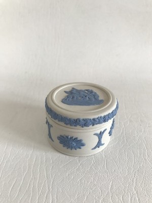 Wedgwood weiße Jasperware kleine runde Pillendose/Schmuckdose