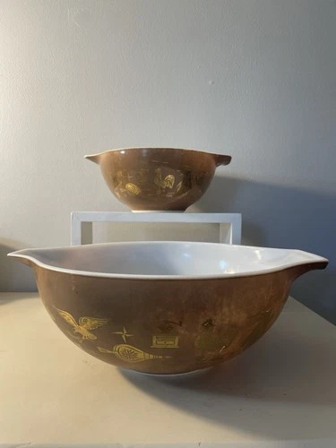 Vintage Pyrex Early American Cinderella 4qt.&1.5 qt Mixing Bowls #444/442