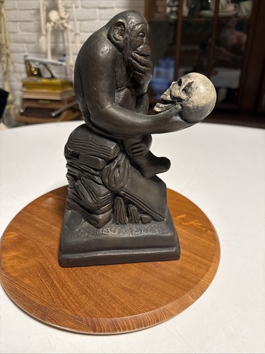 Vintage 1962 Austin Productions Darwin Denker Affe hält Totenkopf Kreidegeschirr 9,5 Zoll