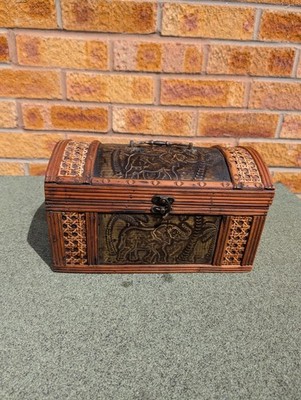 Dekorative Aufbewahrungsbox Elefant Design aus Holz mit Metallverschluss und Metallgriff
