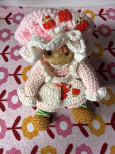 Muñeca corta fresa ganchillo a mano vintage con vestido rosa y sombrero rosa - Imagen 2 de 16