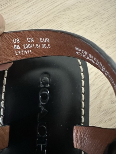 Sandalia de cuero para mujer Coach Link G2206 negra/blanca/metal talla 6 B nueva sin caja - Imagen 7 de 9
