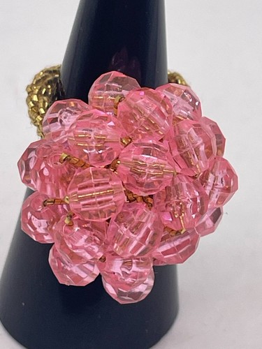 Bijou de costume vintage bague grappe de perles rose clair sur bande extensible dorée - Photo 3/5