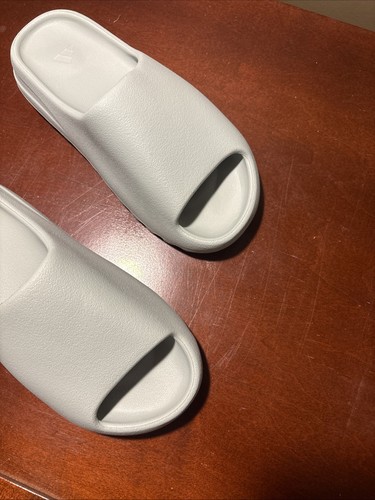 Yeezy Slides Salt Hombre Talla 8 - Imagen 3 de 6