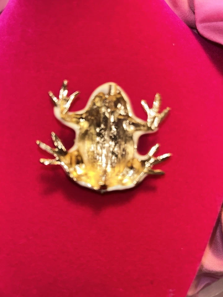 Broche rana vintage CINER creado para MMA esmalte blanco detalles negros tono dorado Foto 2 de 2