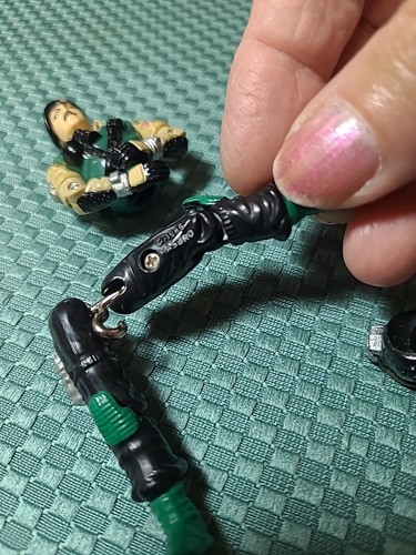 1986 GIJOE WITH BLACK HAT AND SILVER LOOKING BADGE NEEDS TO BE ASSEMBLED - Picture 11 of 15