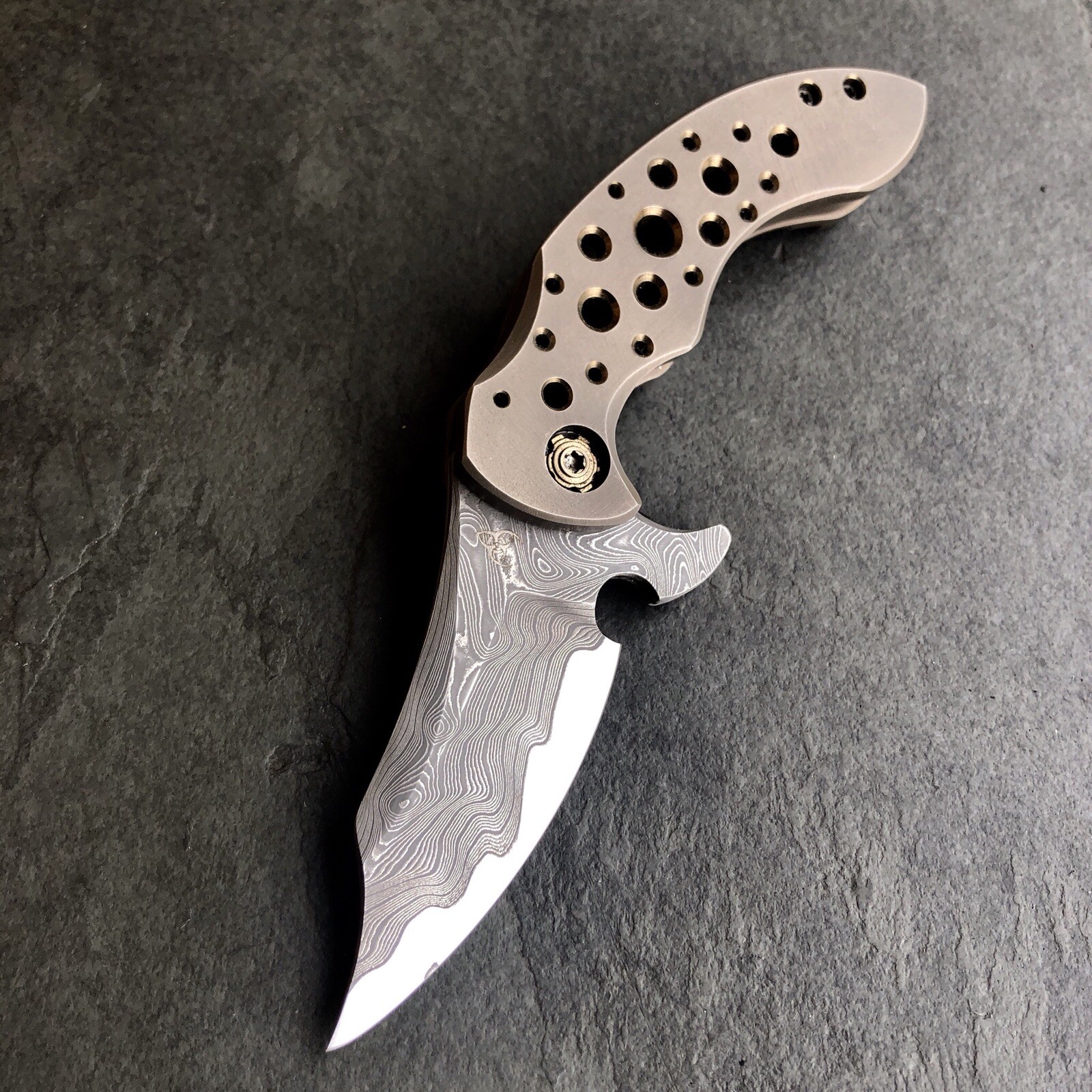 Egen kniv, knivar, apeiron Bladeworks, som Strider. Egen kniv, knivar, apeiron Bladeworks, som Strider.