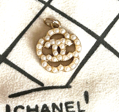 CHANEL Vintage Zipper Pull Button Charm goldfarben mit weißen Perlen 20mm