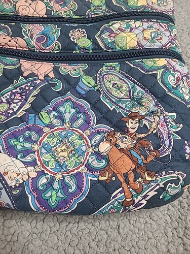 Disney Pixar Pequeño Vera Bradley Bandolera Bolsillos Bolso Toy Story Andy’s Room - Imagen 10 de 19