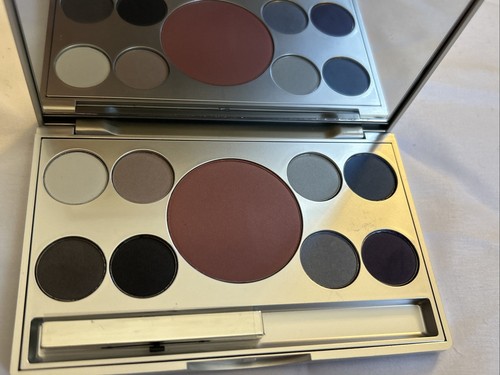 Models prefer Eight multi-faceted gemstone eye shadows & blush blue & browns - Picture 8 of 15
