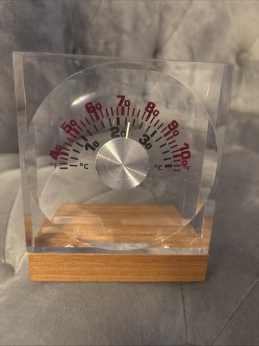 Vintage MCM Lucite Thermometer auf Nussbaumsockel, Top Zustand