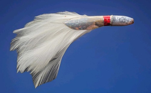 Vintage gefiederter Angelköder mit Metallkopf und rotem Akzent - Handarbeit Angeln - Bild 2 von 6