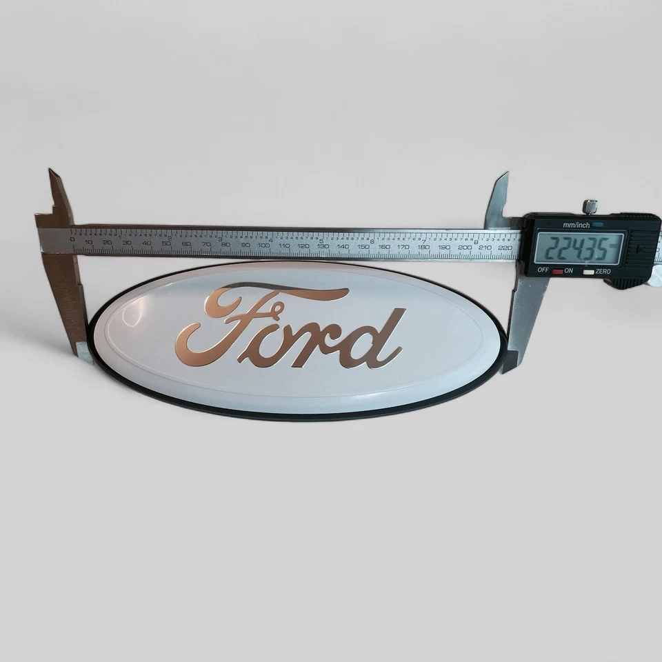 Rejilla o puerta trasera plateada cromada sobre emblema BLANCO - 9" insignia con logotipo para camionetas Ford Foto 2 de 2