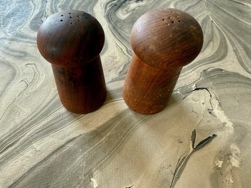 Salero y pimentero danés vintage de teca de 4 1/4" de mediados de siglo - Imagen 1 de 5