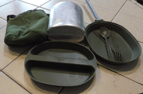VINTAGE CIRCA 1960 REMCO USMC OD TOY MESS KIT / CANTEEN & COVER W/ UTENSILS - Picture 2 of 8